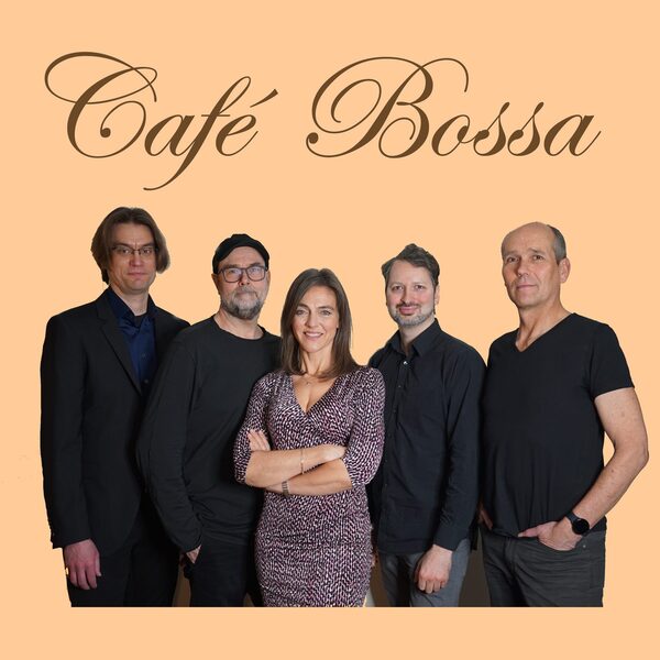 Portada con el nombre del grupo como titular. A la izquierda un hombre con gafas con traje negro, en el centro a la izquierda un hombre con gafas y gorra con jersey negro, en el centro una mujer de brazos cruzados con vestido estampado, en el centro a la derecha un hombre con camisa negra y a la derecha un hombre con camiseta negra y la mano en el bolsillo del pantalón.