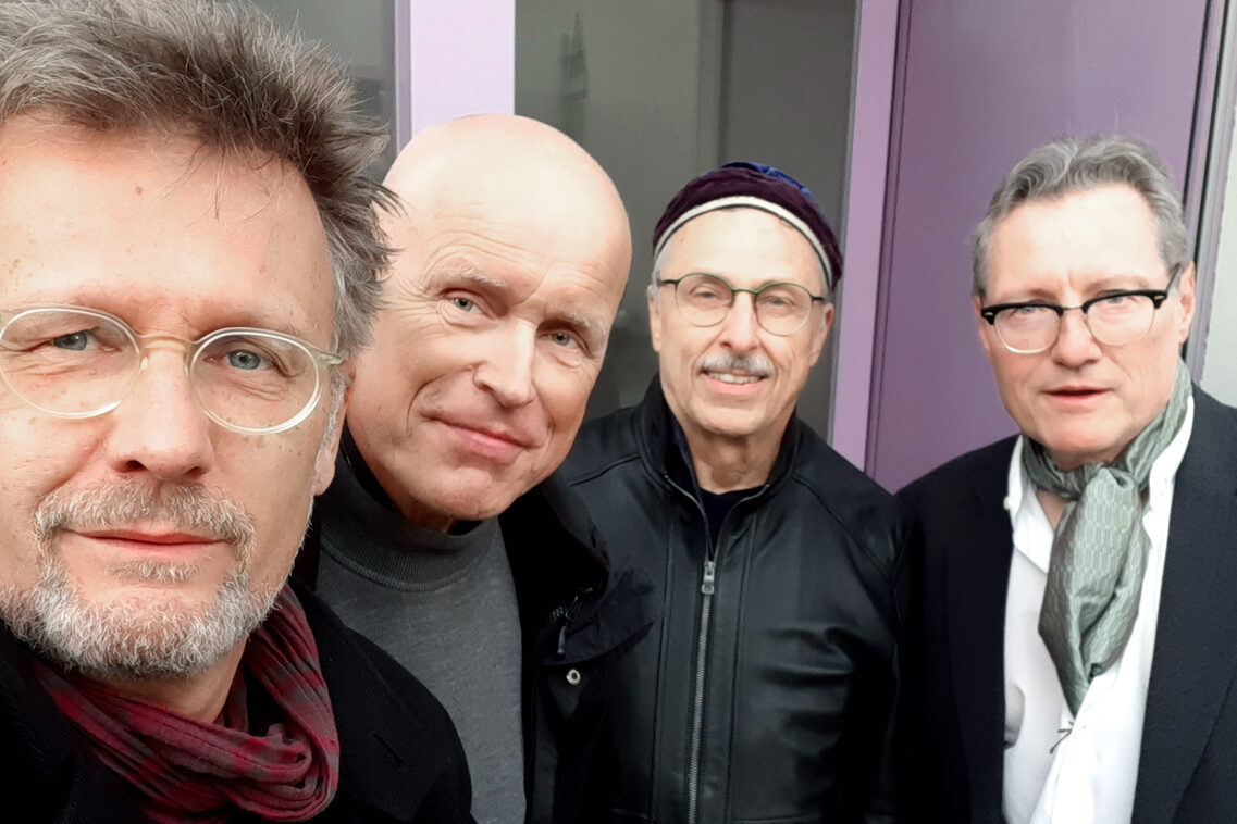 Селфі групи Conference Call. Всі дивляться в камеру і ошатно одягнені.