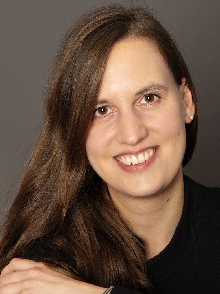 Gabriela Blaudow'un bir portresi. Kameraya bakıyor ve rahatça gülümsüyor.