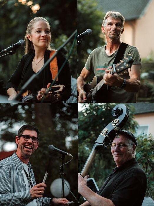 Kolaj: sol üstte mikrofonda gitar çalan bir kadın, sol altta mikrofonda davul çalan bir adam, sağ üstte mikrofonda gitar çalan bir adam, sağ altta kontrbas çalan bir adam. Herkes dışarıda duruyor ve gülüyor.