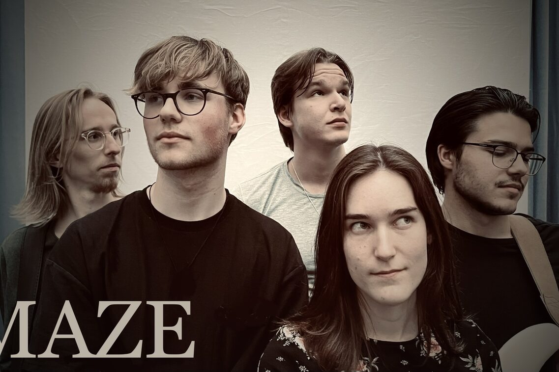 Gruppenfoto von den fünf Bandmitgliedern, alle in eine andere Richtung schauend. Das Bild wird nach außen immer verschwommener und dunkler.