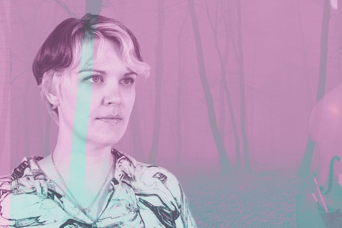 Εικόνα με μοβ φίλτρο, στα αριστερά μια γυναίκα με κοντά μαλλιά, που κοιτάζει προς τα δεξιά, στο βάθος φαίνονται τα πλήκτρα του πιάνου και ένα κοντραμπάσο.