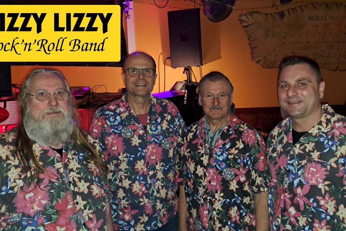 Vier Männer stehen nebeneinander. Sie haben alle das gleiche Blumen Hemd an und links oben in der Ecke steht ihr Band Name in einem gelben Rechteck.