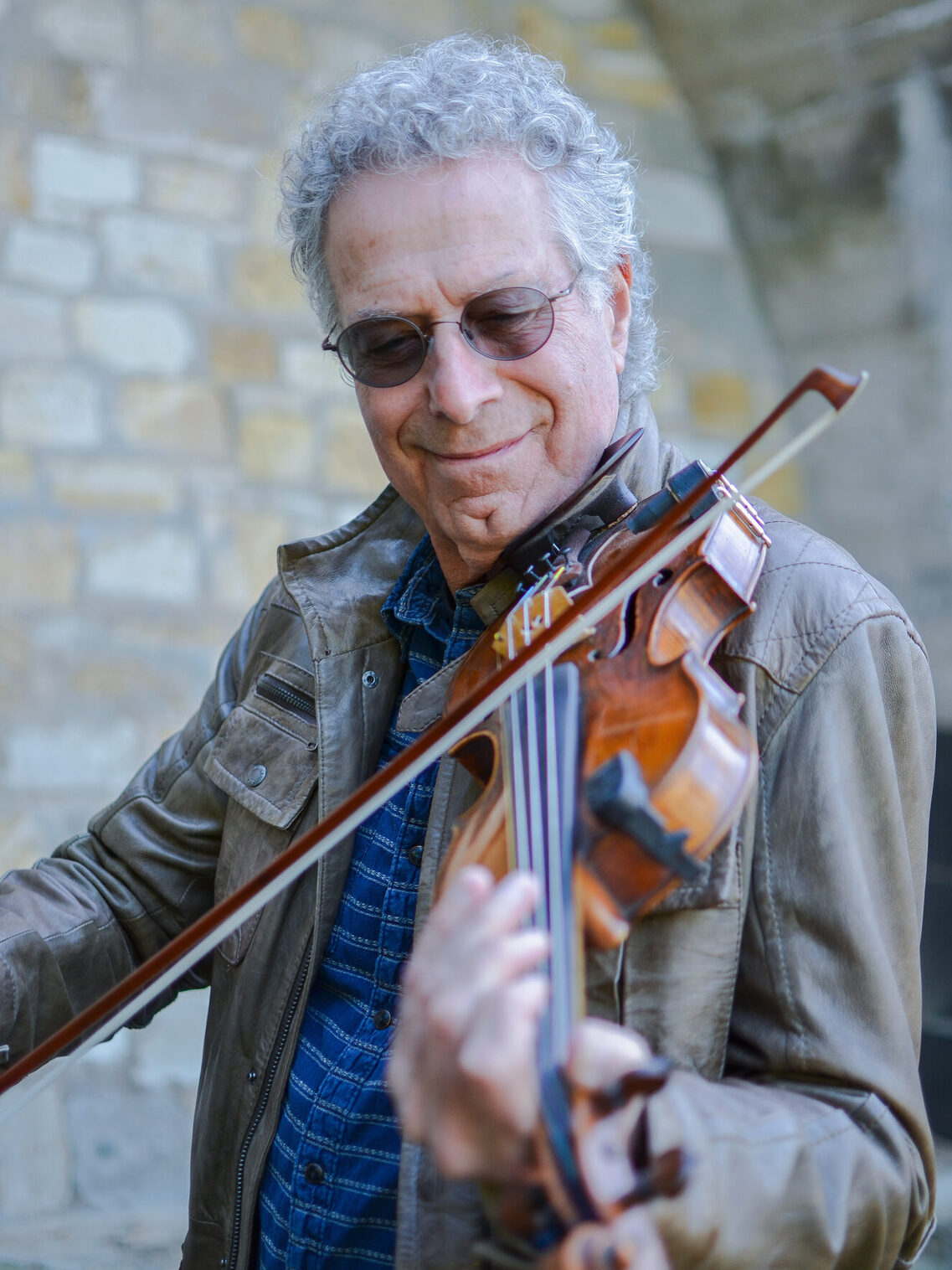 Helt Oncale elinde bir kemanla. Onu çalar ve eski bir taş duvarın önünde durur.