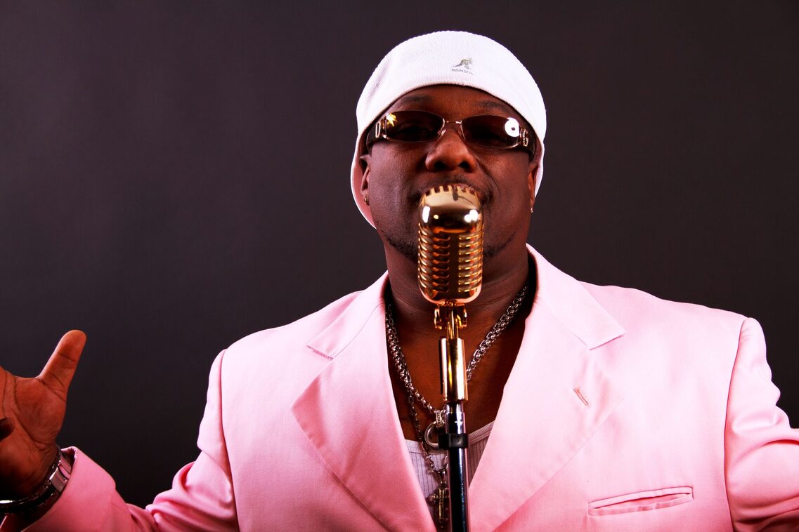 ويل ج. سول يغني في ميكروفون وينظر إلى الكاميرا. وهو يرتدي قبعة بيضاء وقميصاً أبيض. كما أنه يرتدي نظارات شمسية والكثير من المجوهرات.