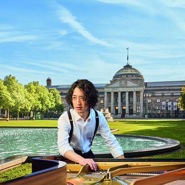 Man with instrument in front of the Kurhaus
