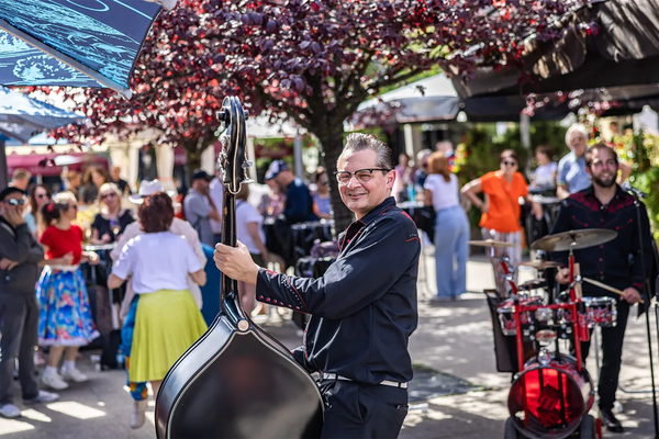 Mann am Kontrabass auf einem Fest.