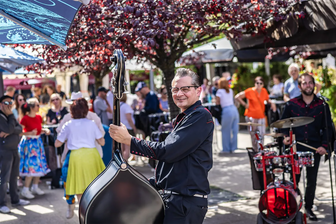 Mann am Kontrabass auf einem Fest.