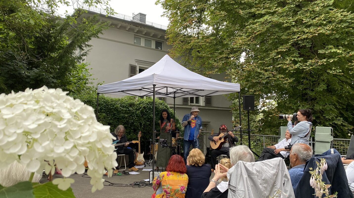 Один гитарист слева и один справа, певица Шила Бегирай слева и певец Порки Кронье справа.