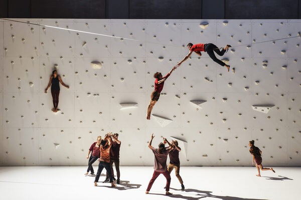 Tänzerinnen und Tänzer an Kletterwand