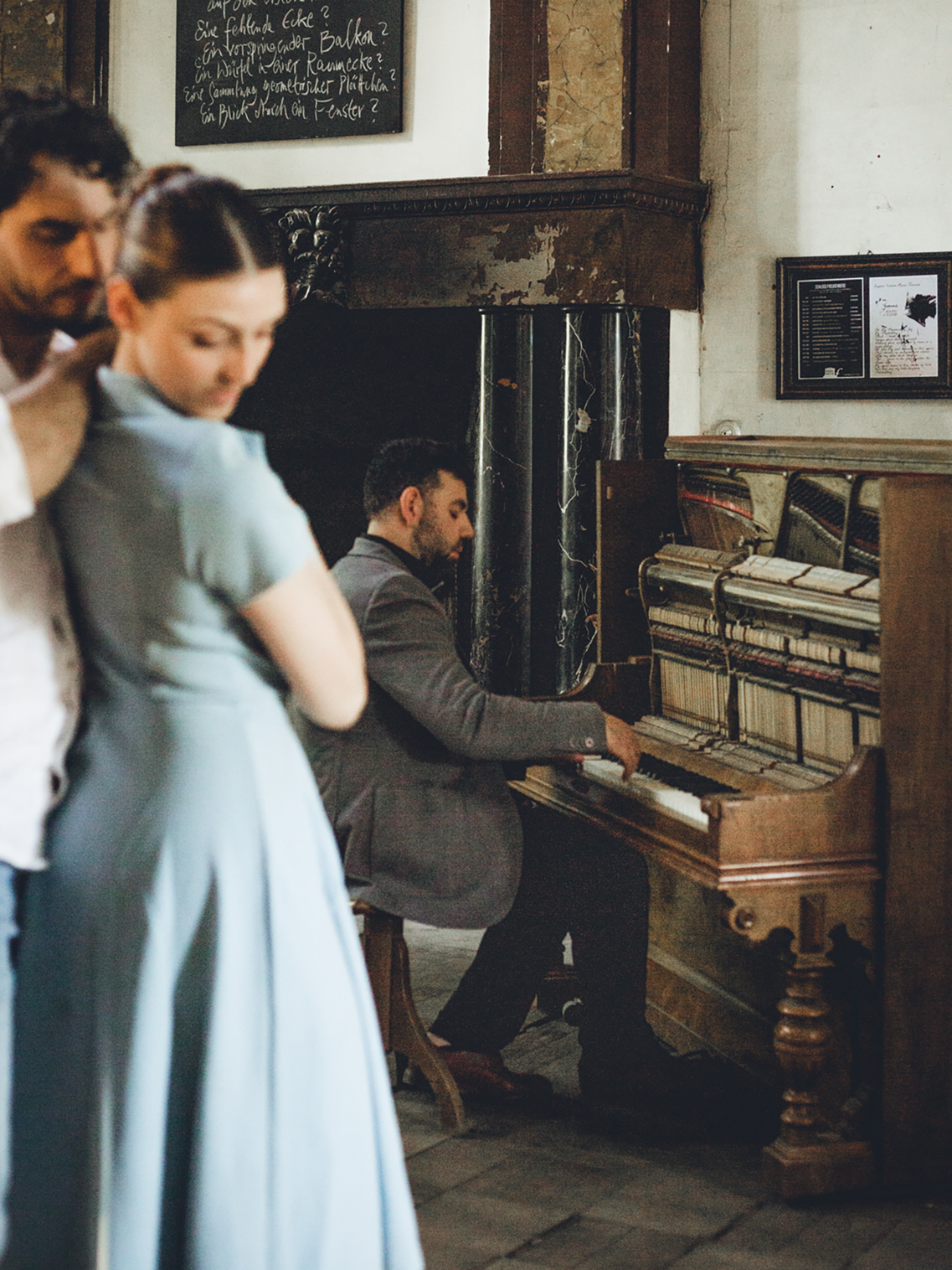 Mann am Klavier, tanzendes Paar im Vordergrund