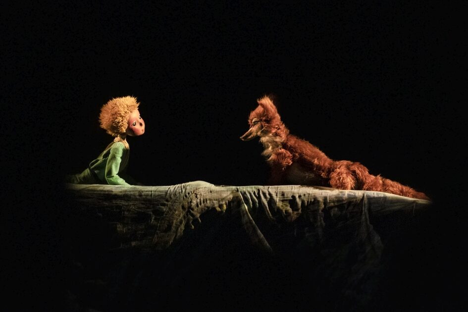 Der kleine Prinz mit dem Fuchs.