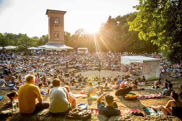 Menschen im Sommer in der Erlebnismulde