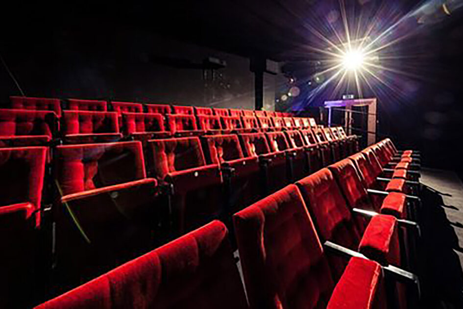 Rote Kinosessel in einem Theater.