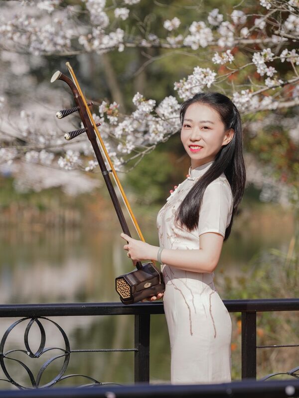 Junge Asiatin mit traditionellem Instrument