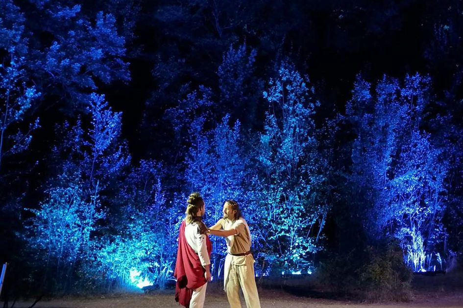 Theaterszene mit zwei Männern auf der Bühne