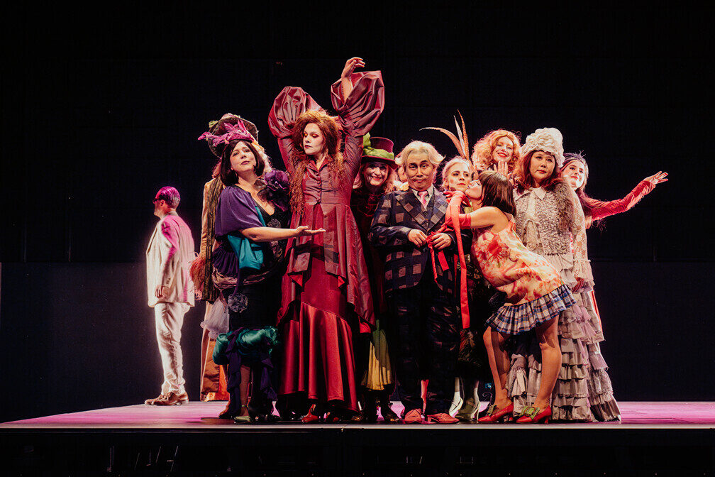 Grup de persoane deghizate pe scenă