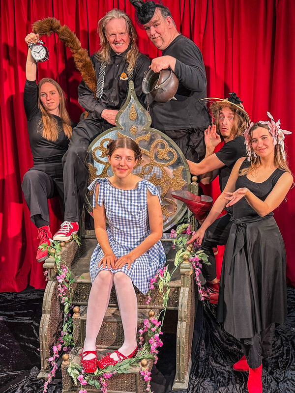 Schauspielgruppe um Mädchen auf Thron