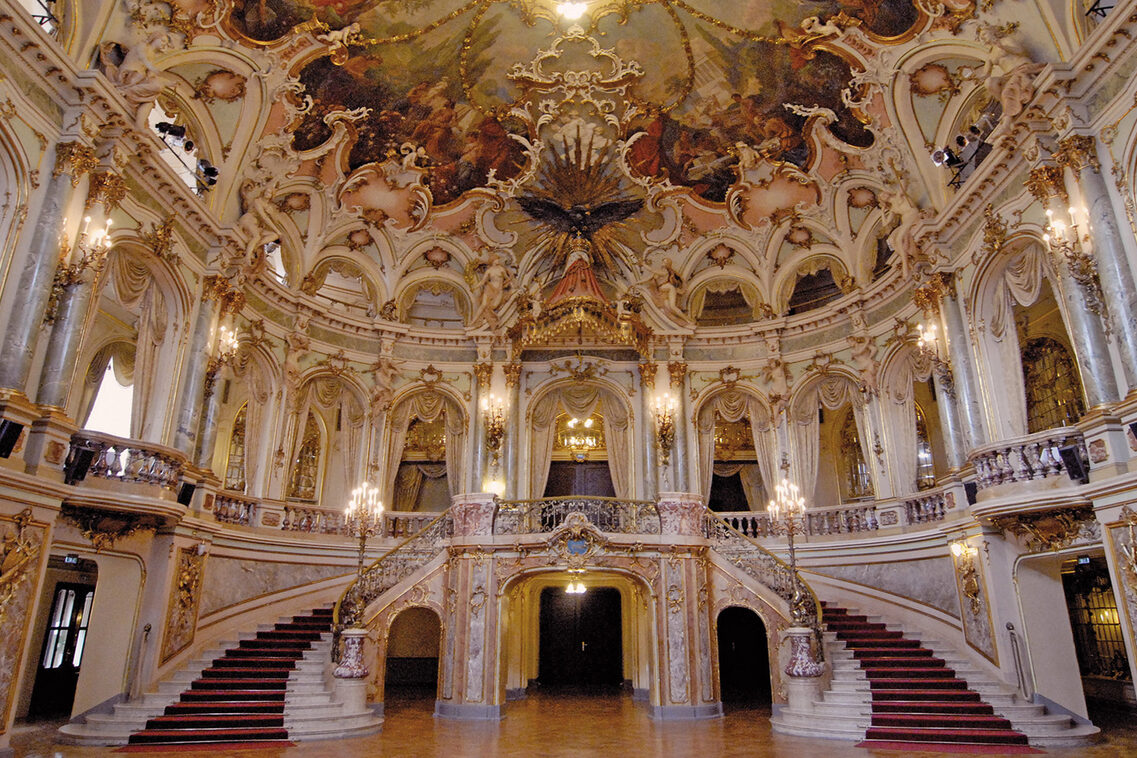 Blick in das Foyer des Hessischen Staatstheaters Wiesbaden