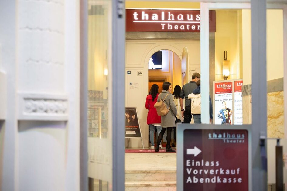 thalhaus Theater - Menschen am Eingang