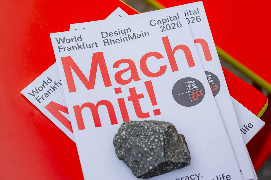 Flyer auf rotem Hintergrund