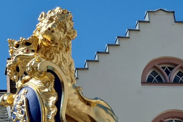 Skulptur goldener Löwe vor dem Wiesbadener Rathaus