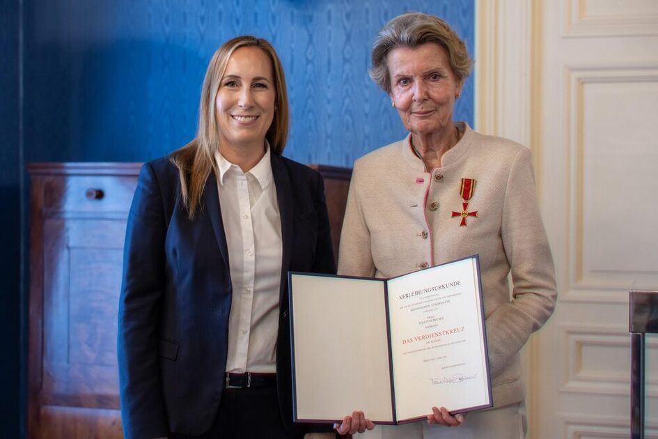 Астрид Валман и Фелиситас Ройш със сертификат