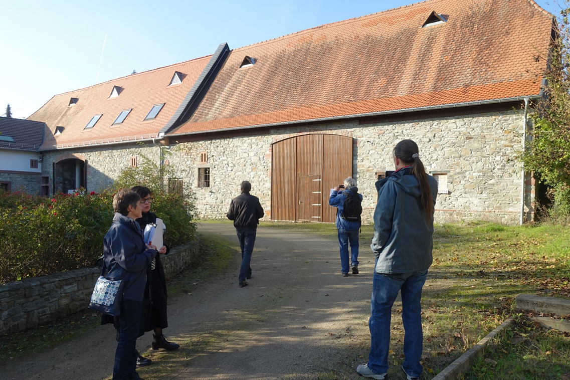 Hofgut Klarenthal - Großes landwirtschaftliches Gebäude - Menschen davor.