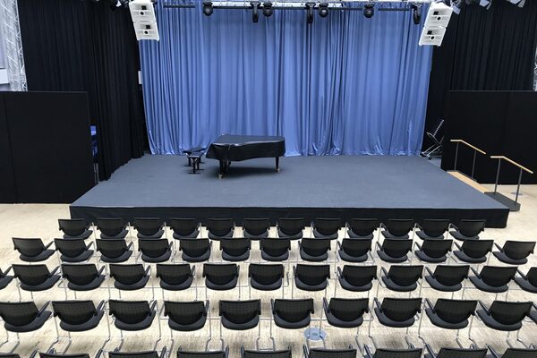 Salle de spectacle vide et équipée de sièges