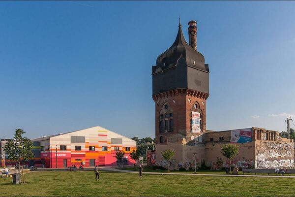 vieille tour pleine de graffitis