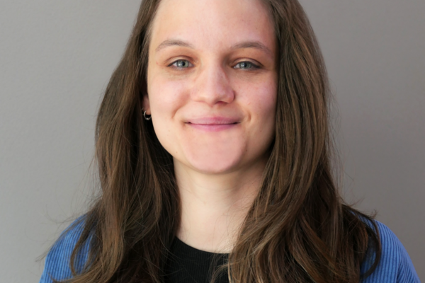 jeune femme brune avec un chemisier bleu