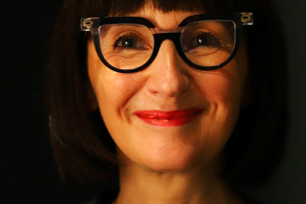 Femme à lunettes et cheveux foncés