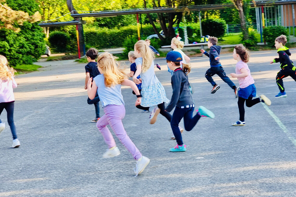 Laufende Kinder auf Schulhof