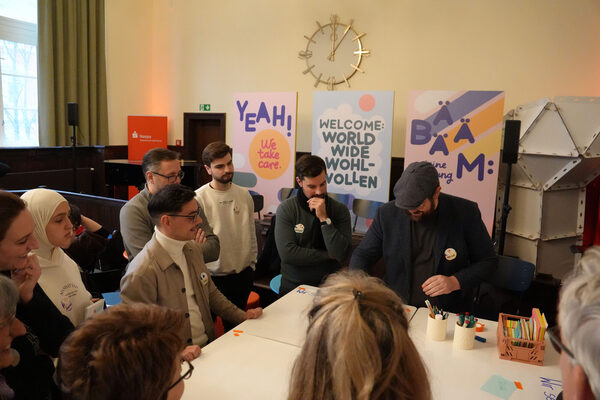 Persone sedute a tavola