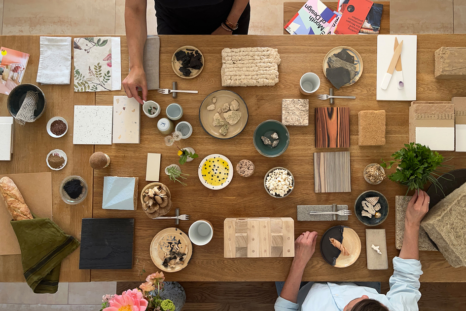 Gedeckter Tisch mit zwei Menschen.