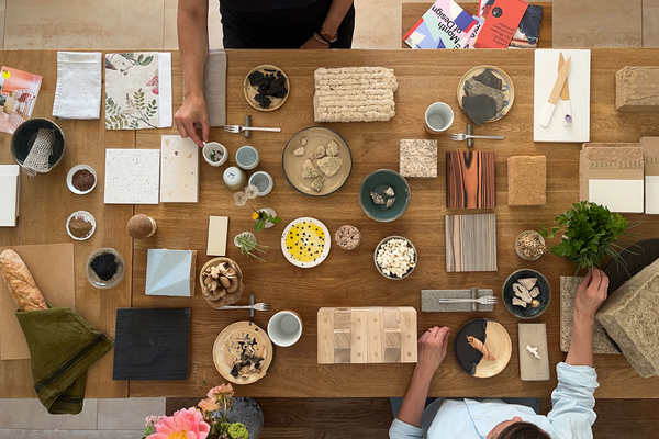 Gedeckter Tisch mit zwei Menschen.