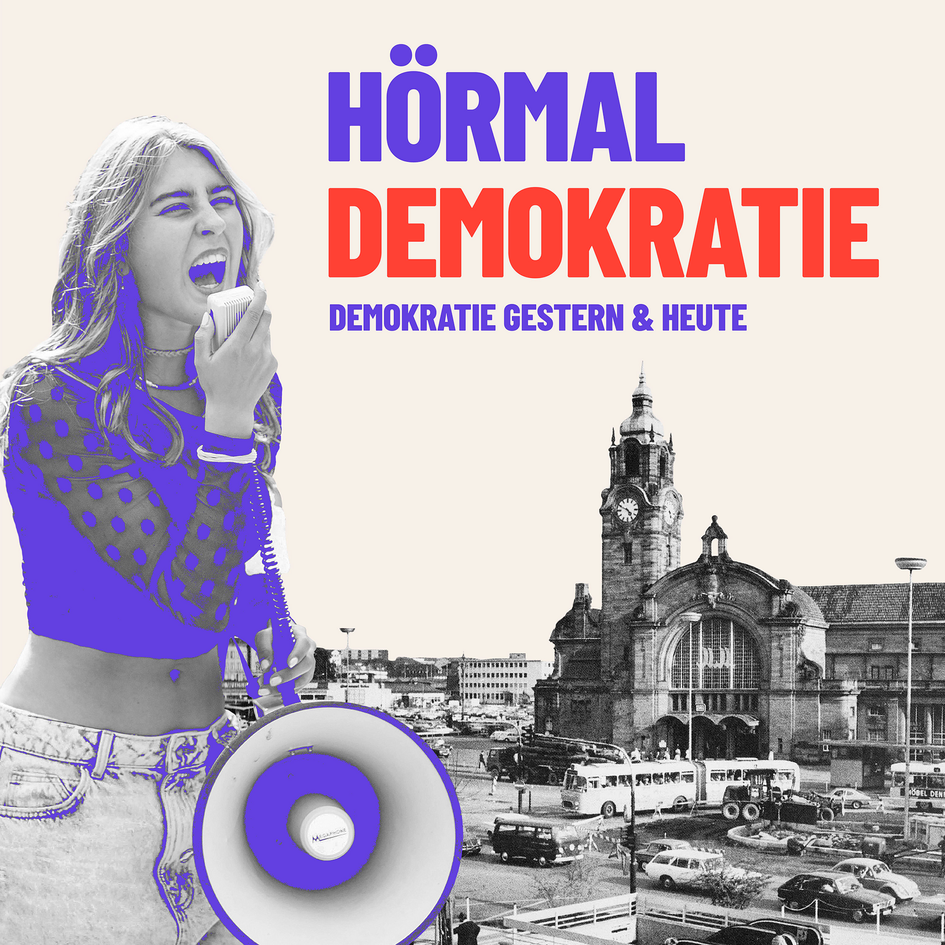 Junge Frau mit Megaphone, im Hintergrund ein altes Bild vom Hauptbahnhof - Hörmal Demokratie Audiowalk - Hörmal Demokratie Audiowalk