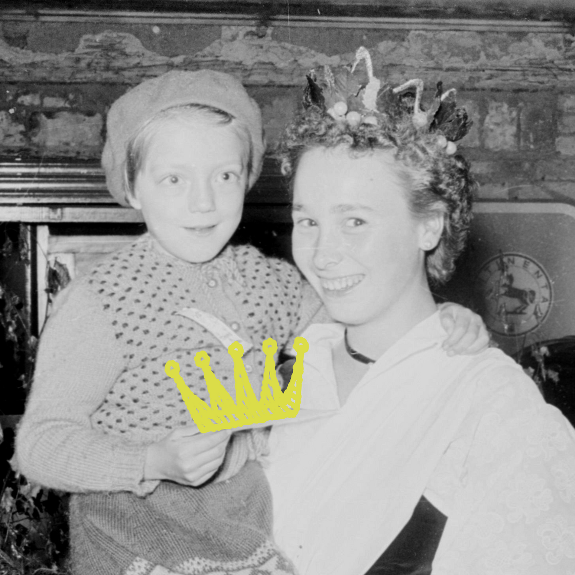 Imagine veche cu copil cu coroană