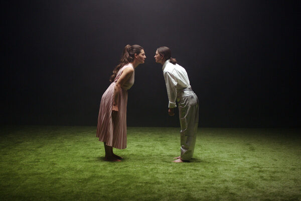 Дві жінки стоять одна проти одної