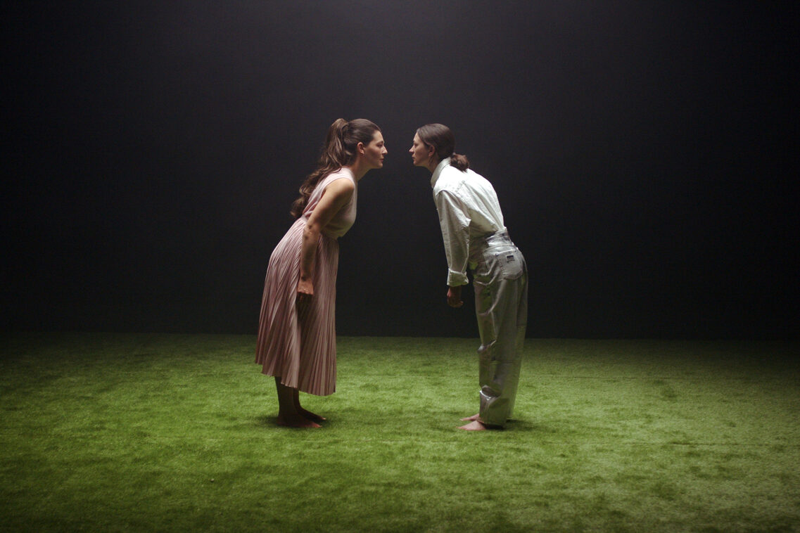 Zwei Frauen stehen sich gegenüber