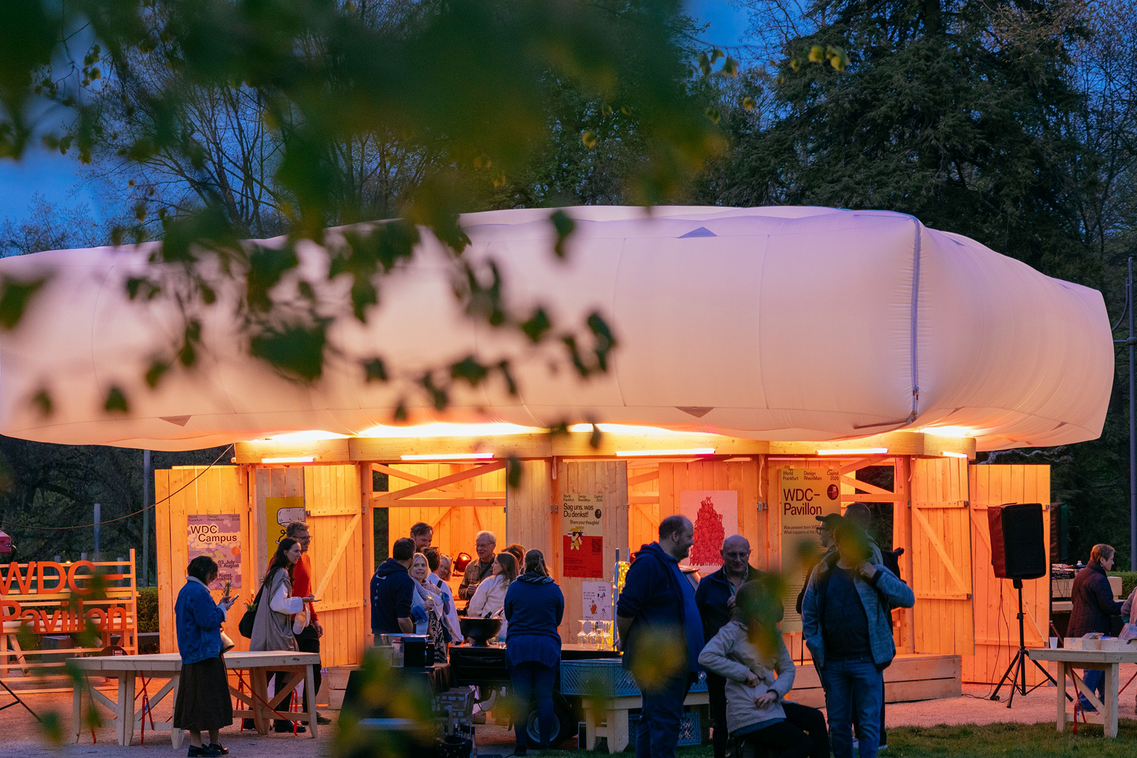 Blick auf ein Pavillon im Dunklen.