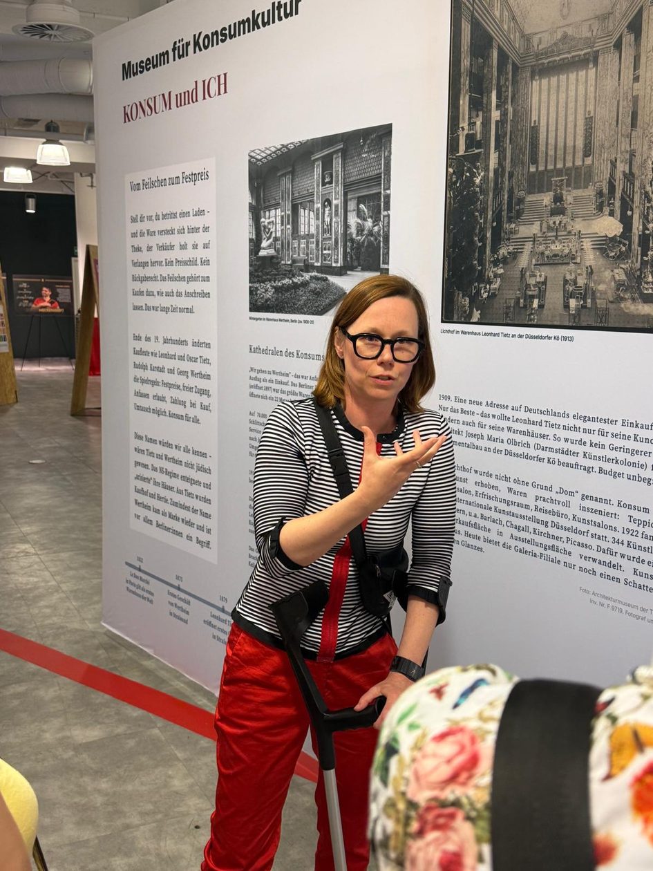 Eine Foto von einer Frau die etwas präsentiert.