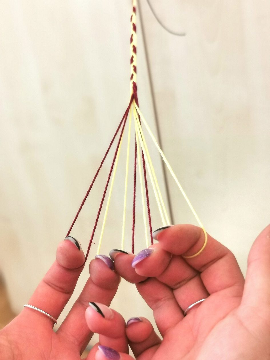 Ein Bild von Fingern, die Schlaufen halten.