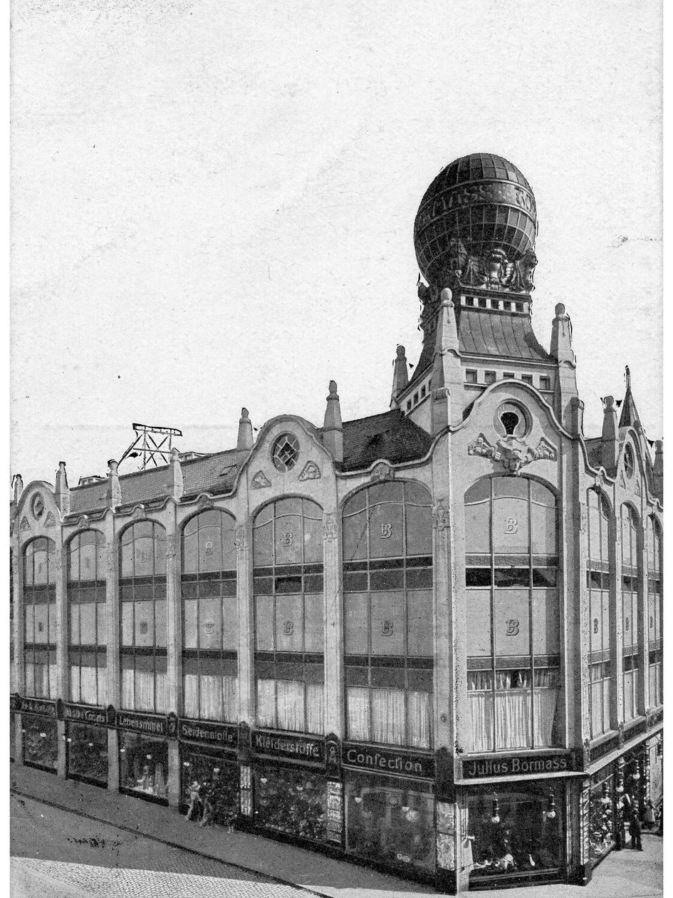Ein Foto von einem alten Warenhausgebäude.