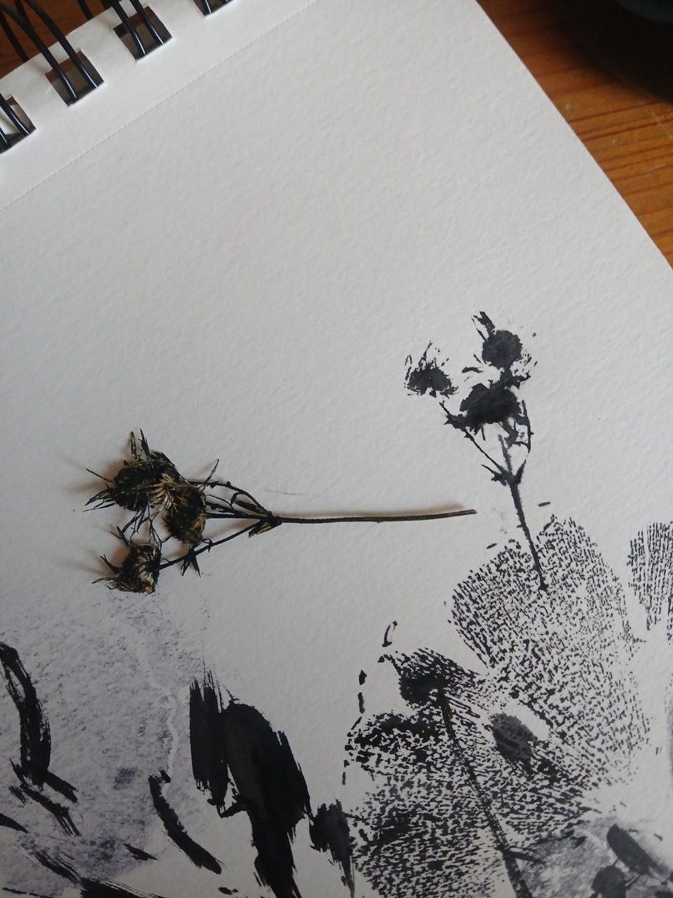 Ein Blatt Papier auf dem mit Pflanzen Motive gedruckt wurden.