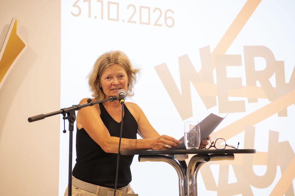 Eine Frau, die einen Vortrag hält