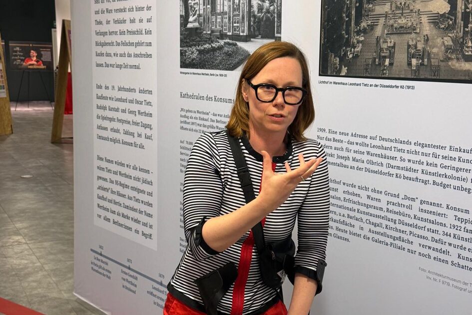 Eine Frau vor einer Ausstellungswand