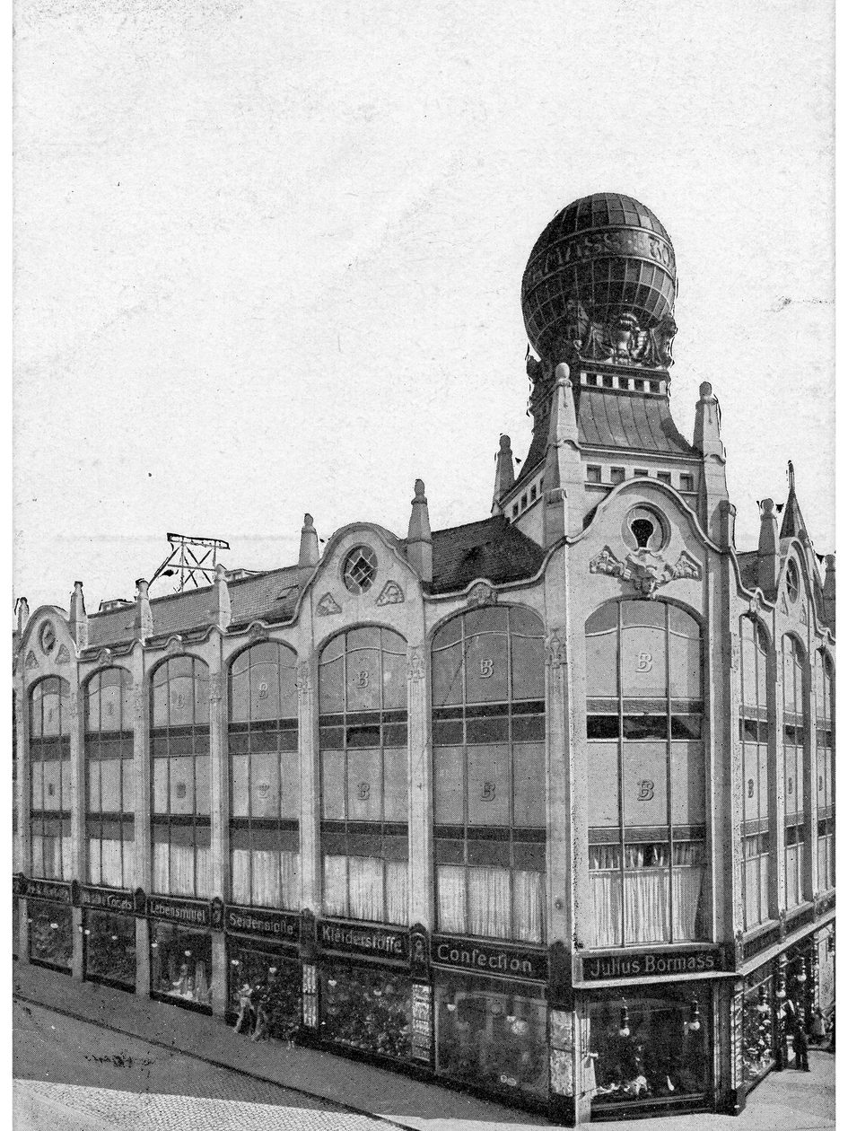 Ein Foto von einem alten Warenhausgebäude.