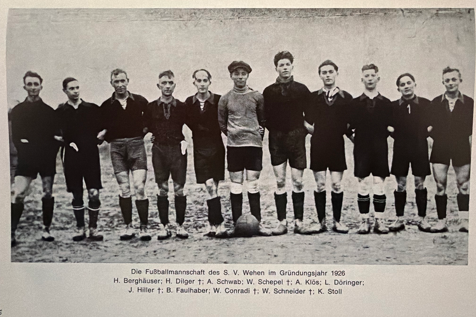 Снимка с историческия футболен отбор