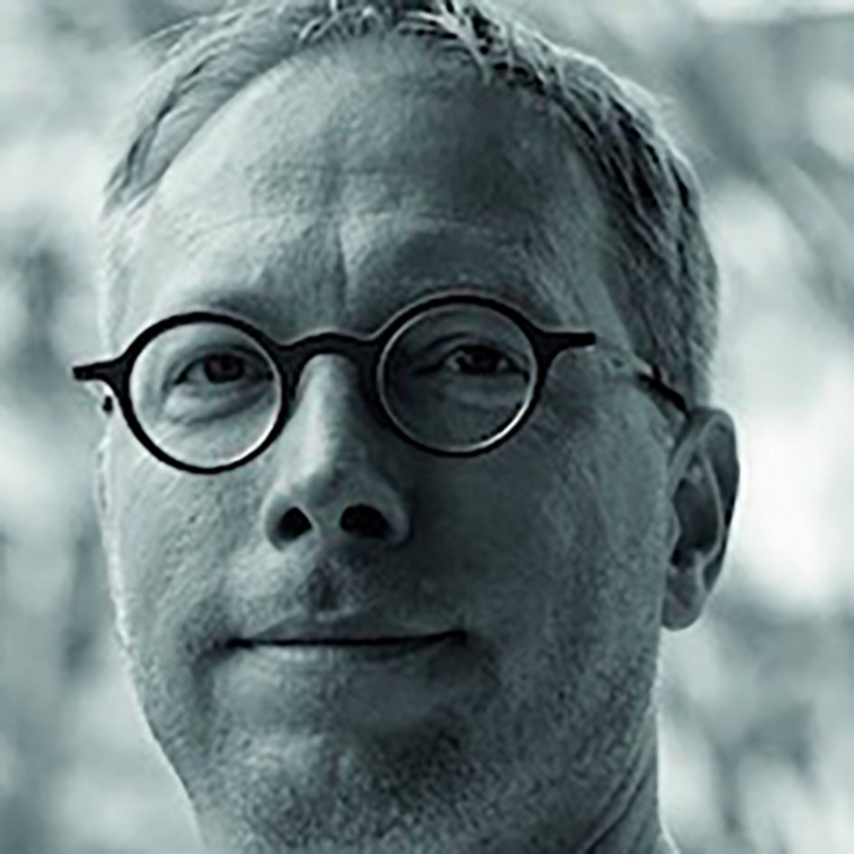 Портрет на мъж с къса коса и очила.